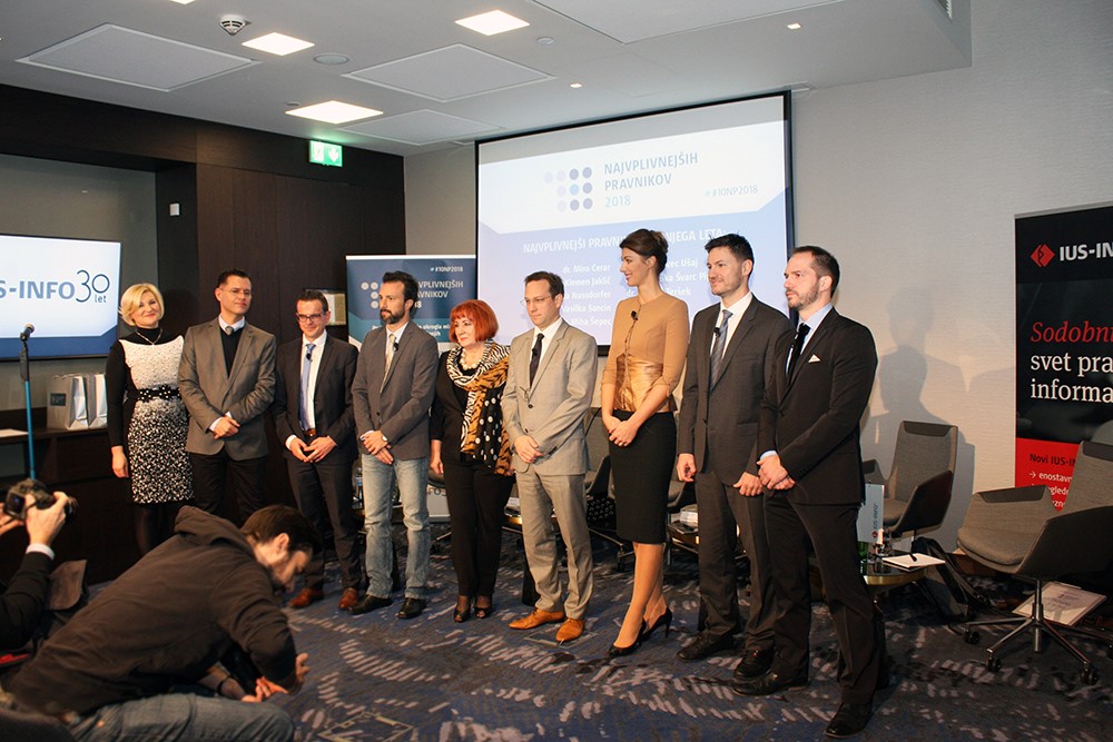 Alenka Zalar, in Toni Tovornik (LEXPERA), dr. Matej Avbelj (voditelj okrogle mize), najvplivnej&scaron;i pravniki 2018: dr. Andraž Ter&scaron;ek, Vlasta Nussdorfer, ddr. Klemen Jaklič, dr. Dominika &Scaron;varc Pipan, dr. Jurij Toplak in dr. Miha &Scaron;epec